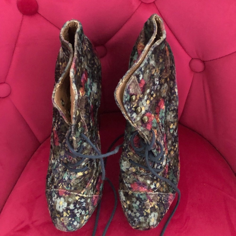 Steve Madden suede boots laced